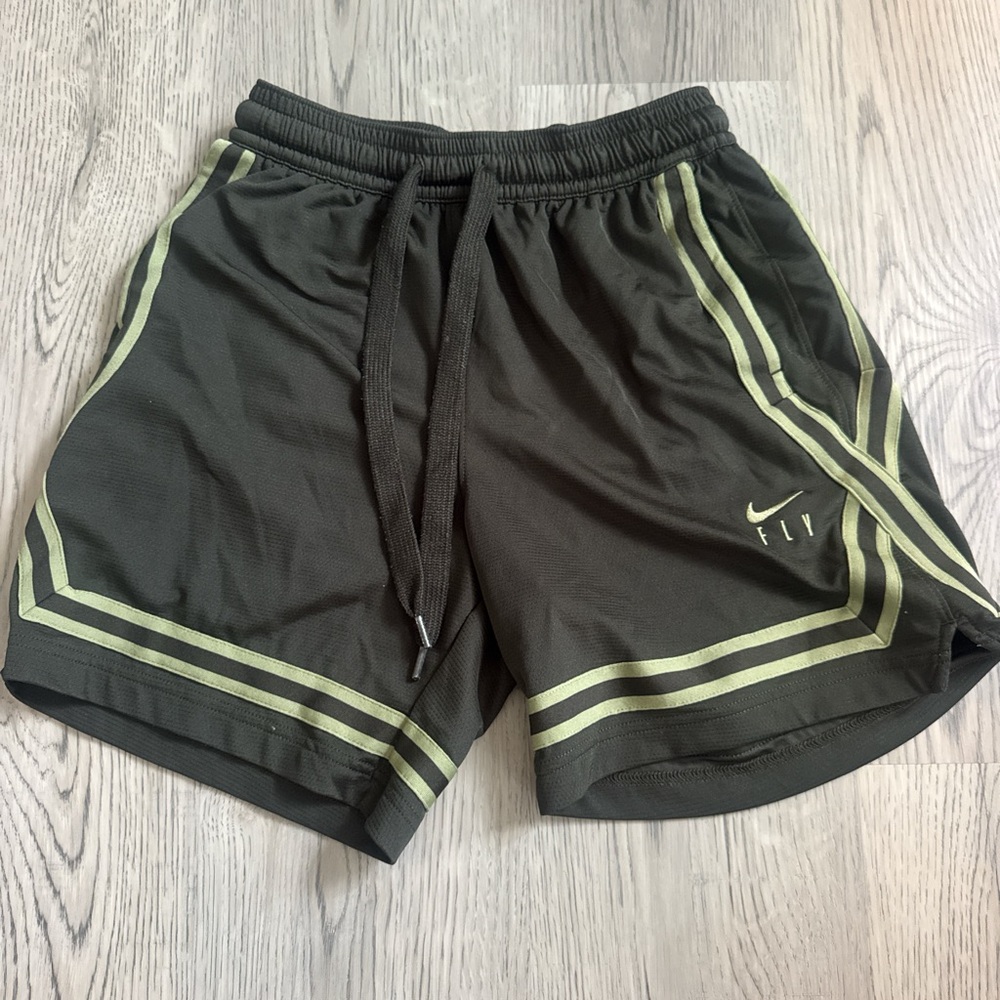 NIKE Fly Basketball Shorts in two tone green